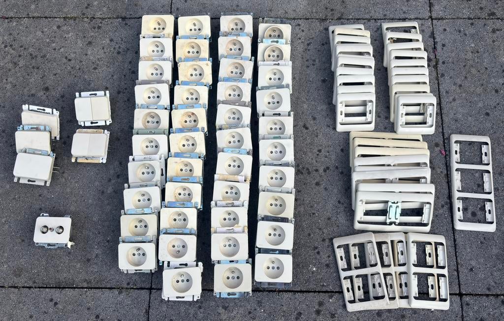 Niko pr20 stopcontacten schakelaars groot lot, Doe-het-zelf en Bouw, Elektriciteit en Kabels, Ophalen, Gebruikt, Stopcontact