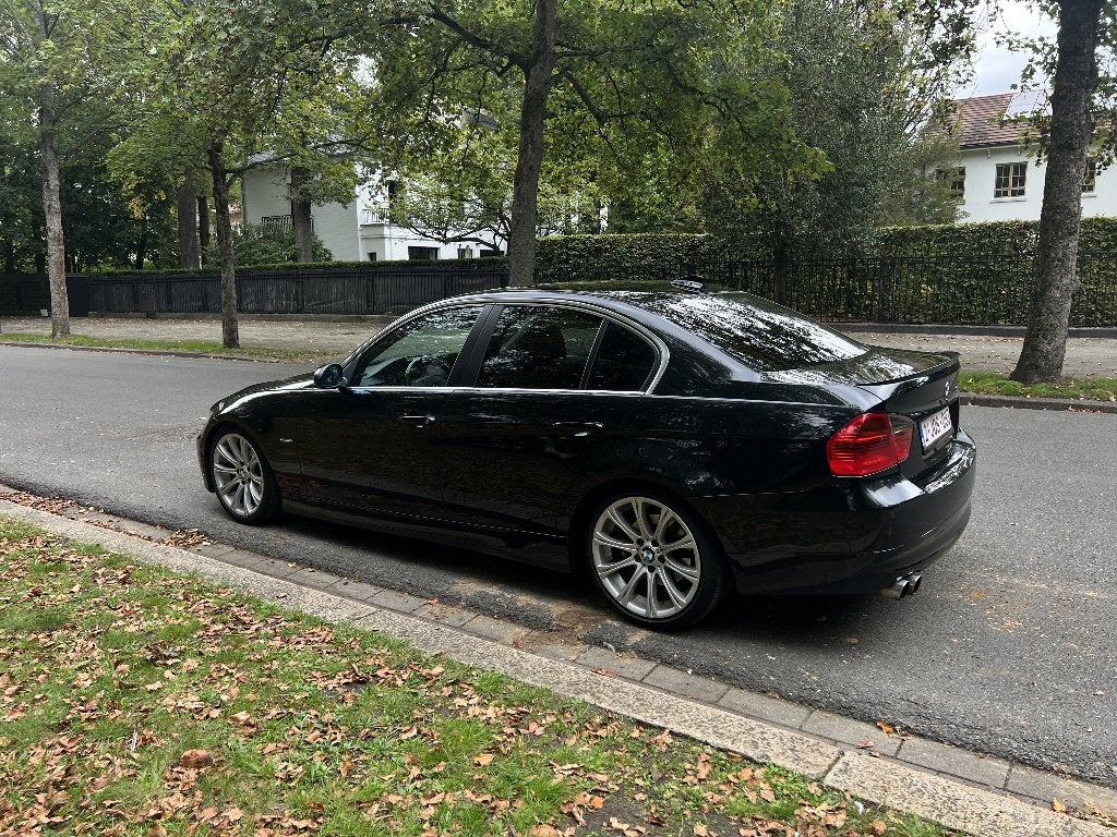 BMW E90 325i 3L 2008, Auto's, Achterwielaandrijving, Zwart, Leder en Stof, Particulier