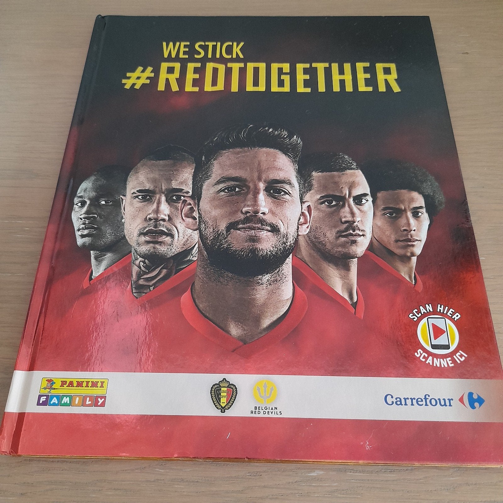 We stick # Redtogether  -  Panini album., Collections, Enlèvement ou Envoi