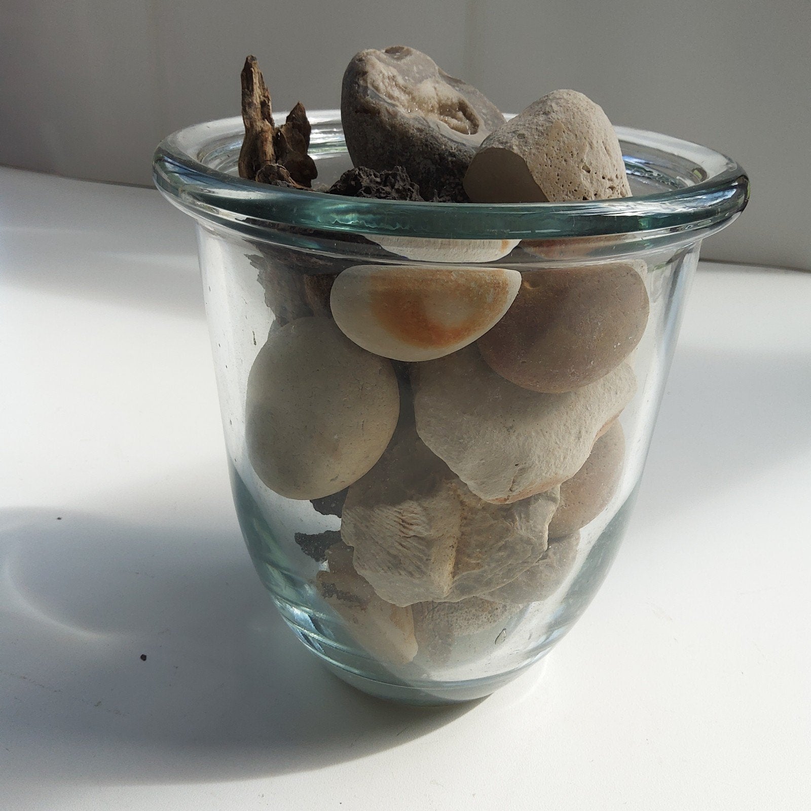 Glazen pot met verzameling decoratieve stenen., Ophalen