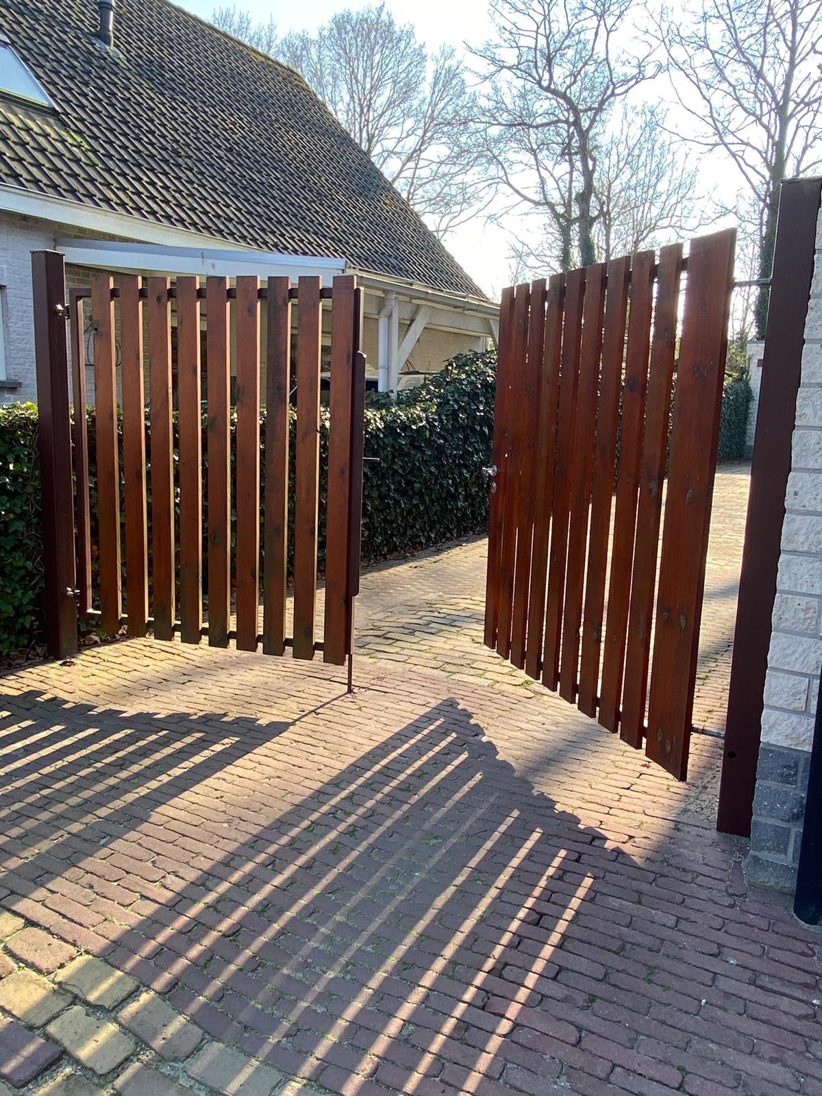 Grenen poort in gepoedercoat stalen frame, verstelbaar, Ophalen, Zo goed als nieuw