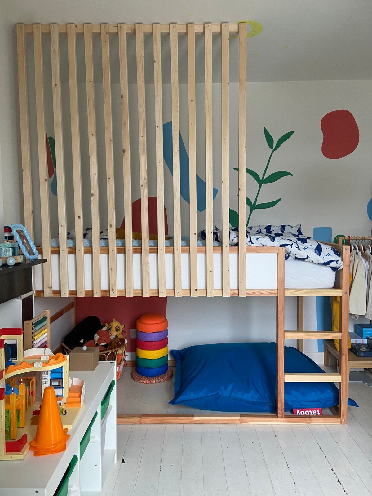 KURA kinderbed incl. wandscherm vol hout, Ophalen, Zo goed als nieuw