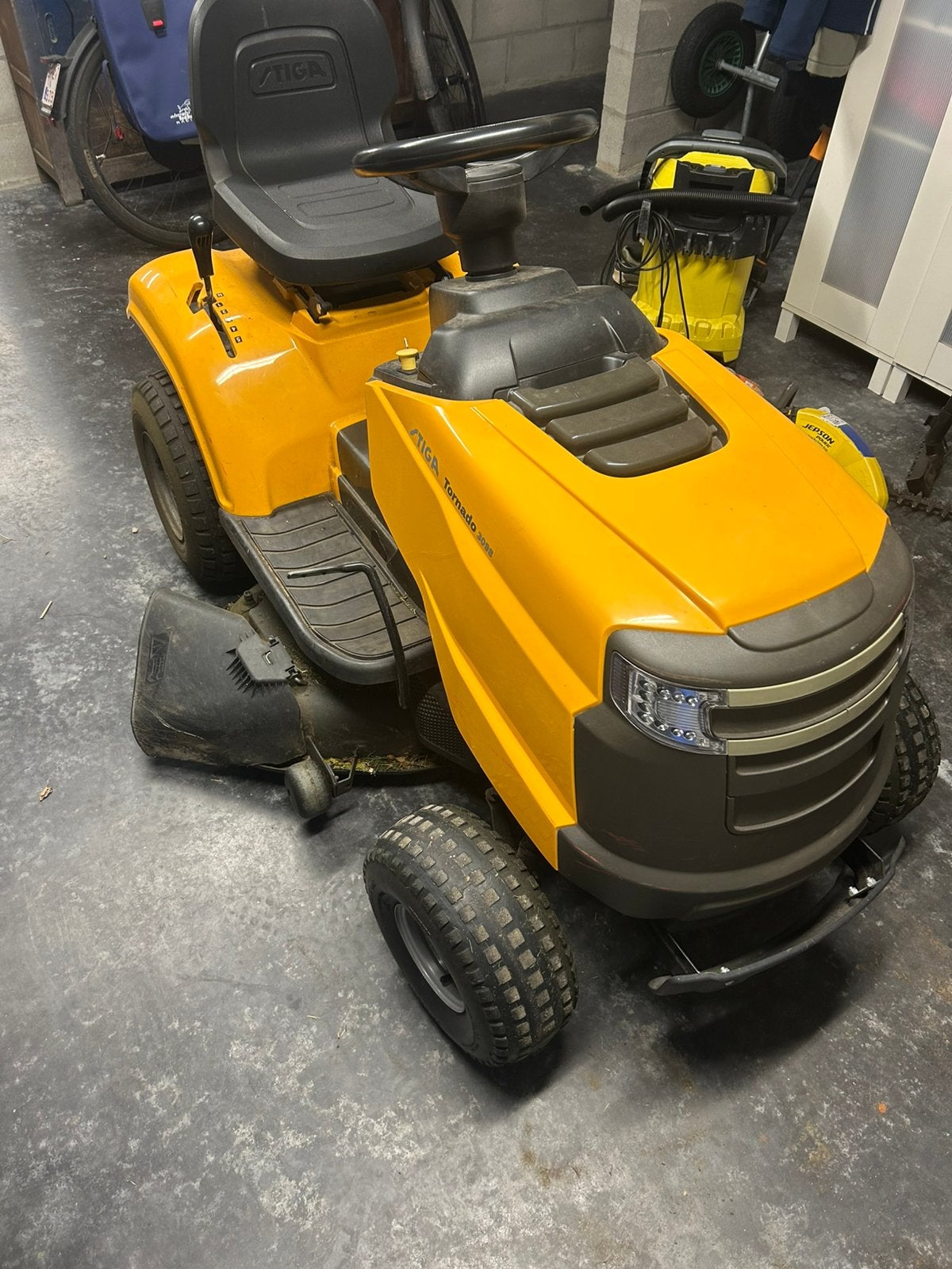 STIGA TORNADO BENZINE ZITMAAIER, Enlèvement, Utilisé, Démarrage électrique, 90 à 120 cm