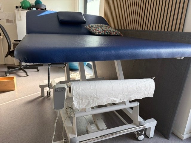 lit kiné électrique, Sports & Fitness, Enlèvement, Comme neuf, Table de massage