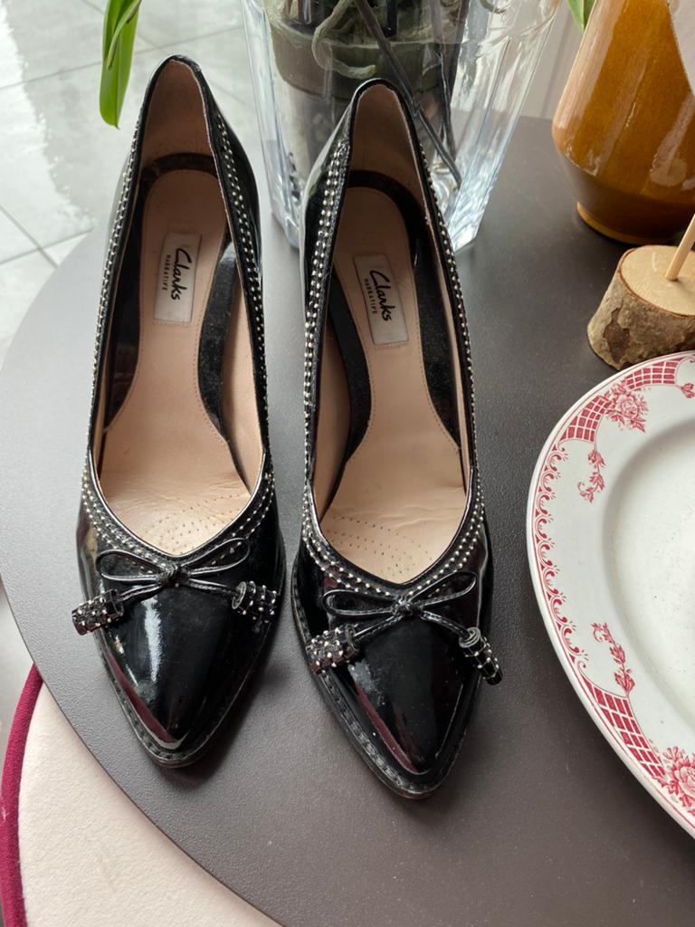 Chaussures noires vernies  39 bon état Clarks, Enlèvement ou Envoi, Escarpins, Porté, Noir