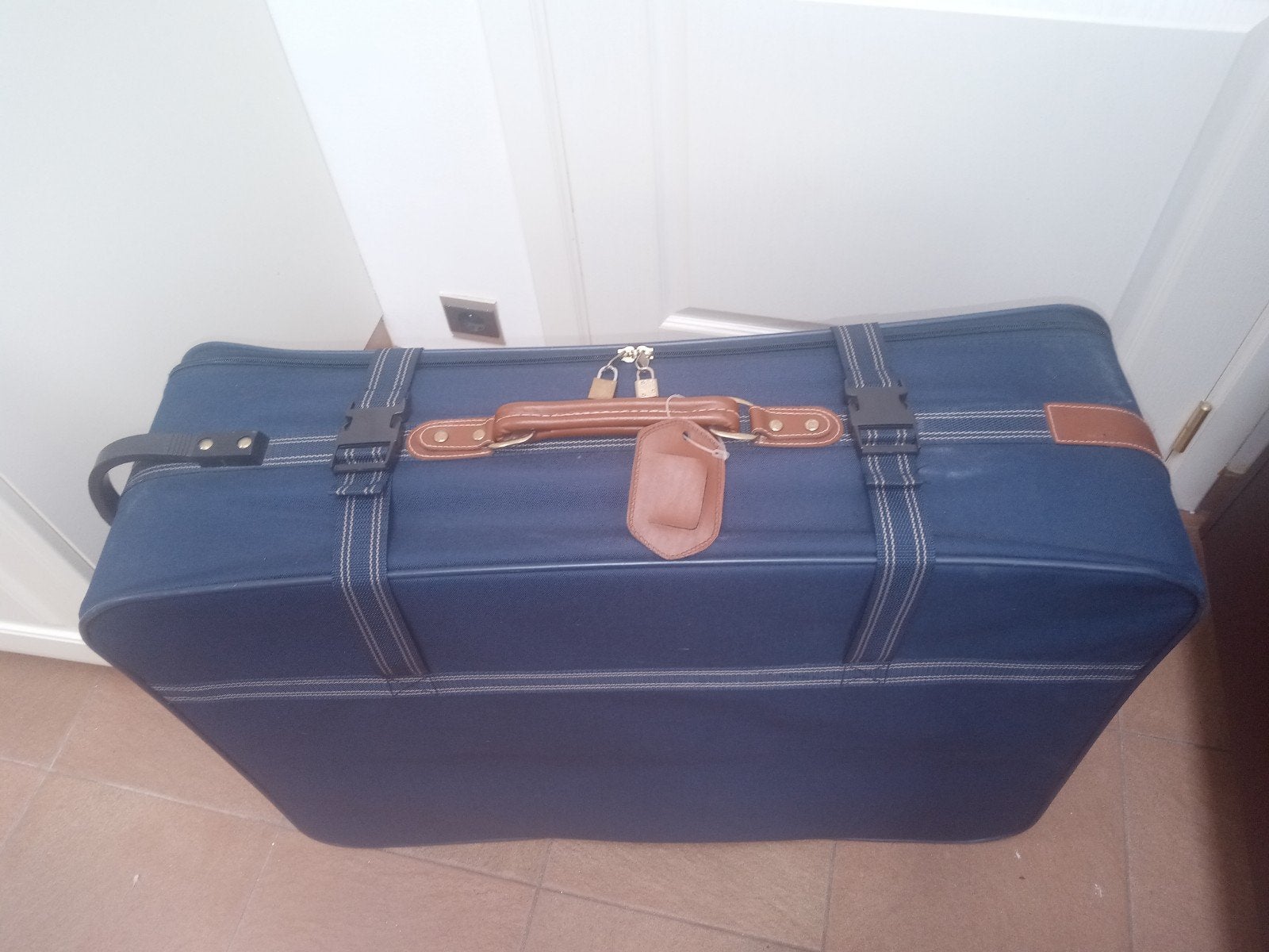 Cette valise vintage bleu foncé, parfaite pour les voyages o, Enlèvement, Poignée extensible
