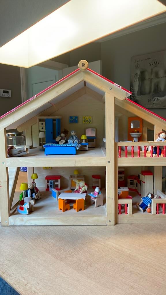 Groot Mooi houten poppenhuis met veel losse accessoires, Kinderen en Baby's, Speelgoed | Poppenhuizen, Ophalen, Zo goed als nieuw