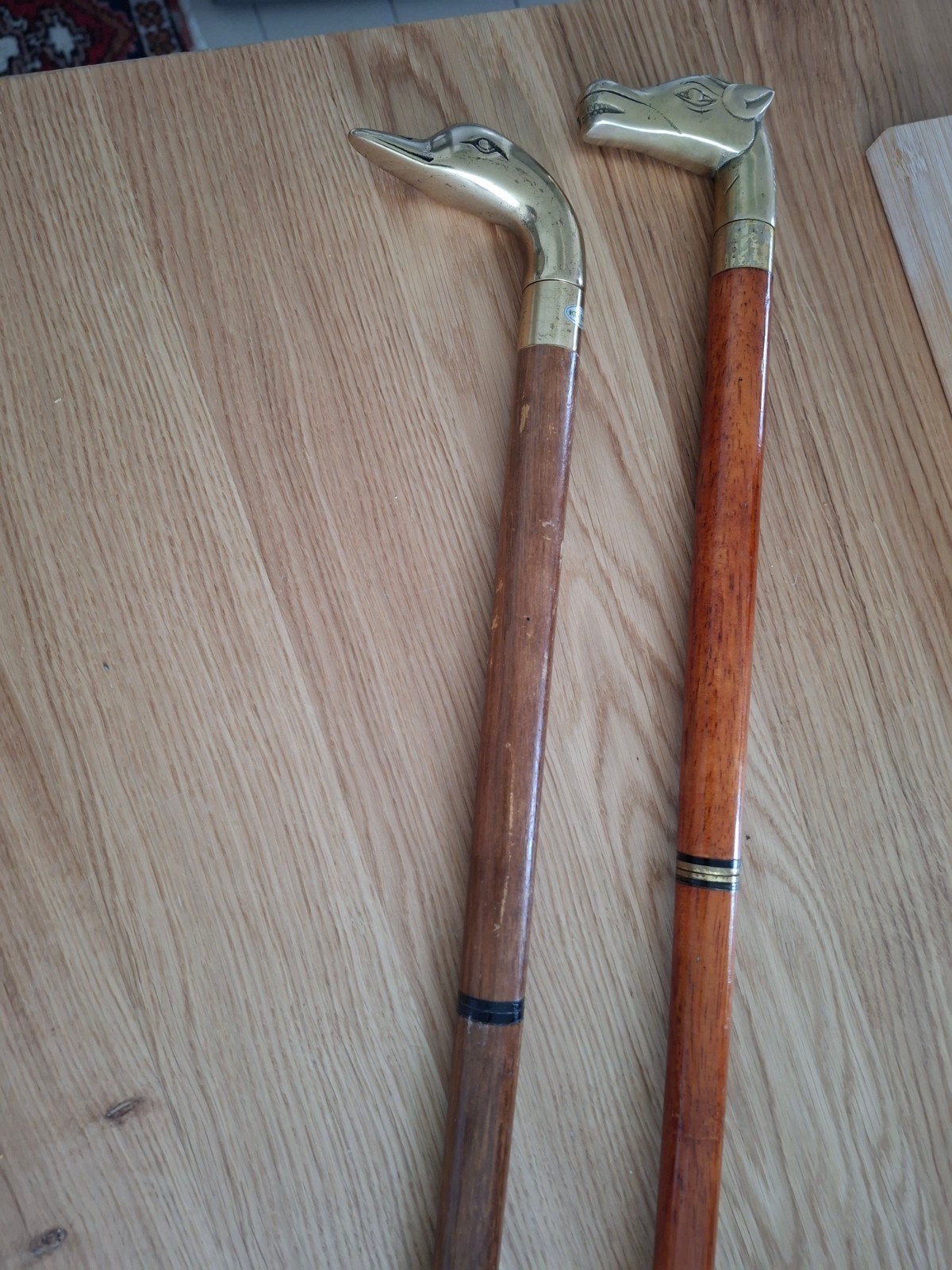 2 vintage  wandelstokken met messing, Antiquités & Art, Enlèvement ou Envoi