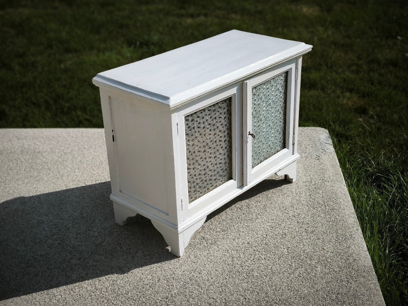 petit meuble bas vitre avec 2 portes, Enlèvement, Utilisé