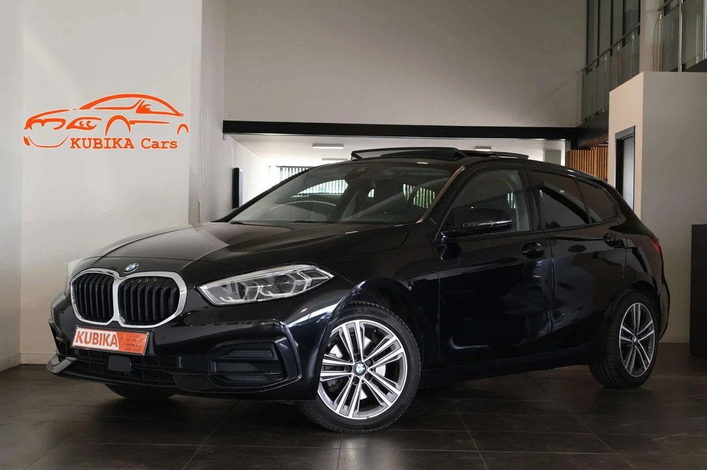 BMW 1 Serie 118 118iA Sport Line Pano Camera CruiseC LED Gar, Auto's, BMW, 1 Reeks, Gebruikt, 136 pk, Zwart