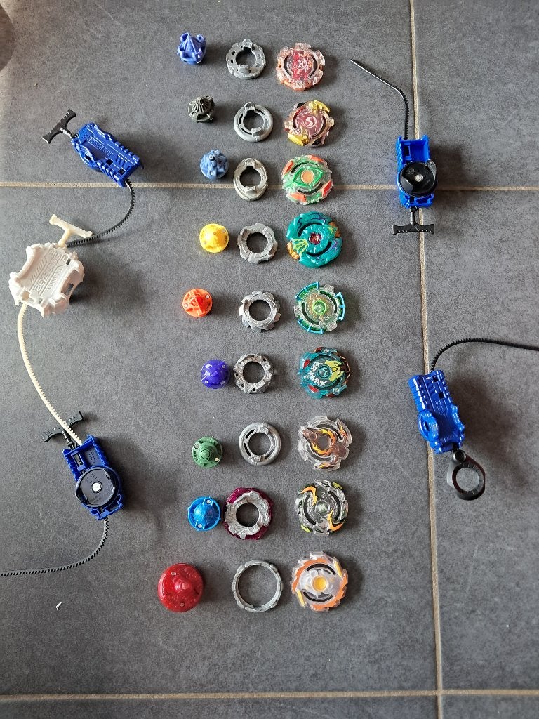 Set beyblades met arena, Ophalen, Zo goed als nieuw