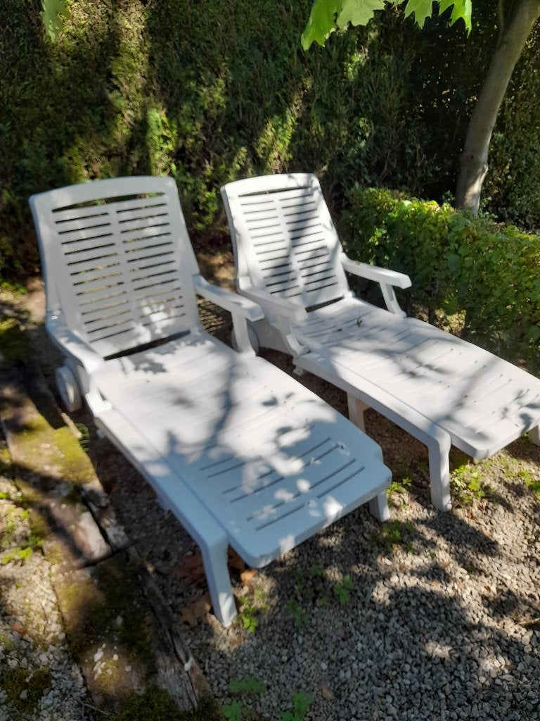 2 chaises longues blanches à roulettes, Enlèvement, Comme neuf, Pliant