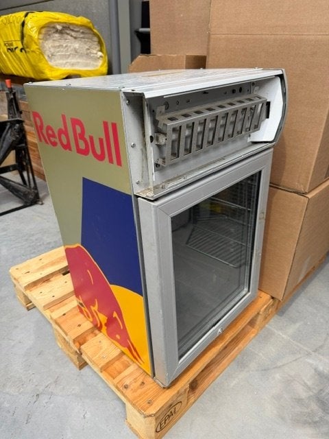Red Bull koelkast 70 cm - werkend, met ontbrekende delen, Ophalen, Zonder vriesvak, Gebruikt, Minder dan 45 cm
