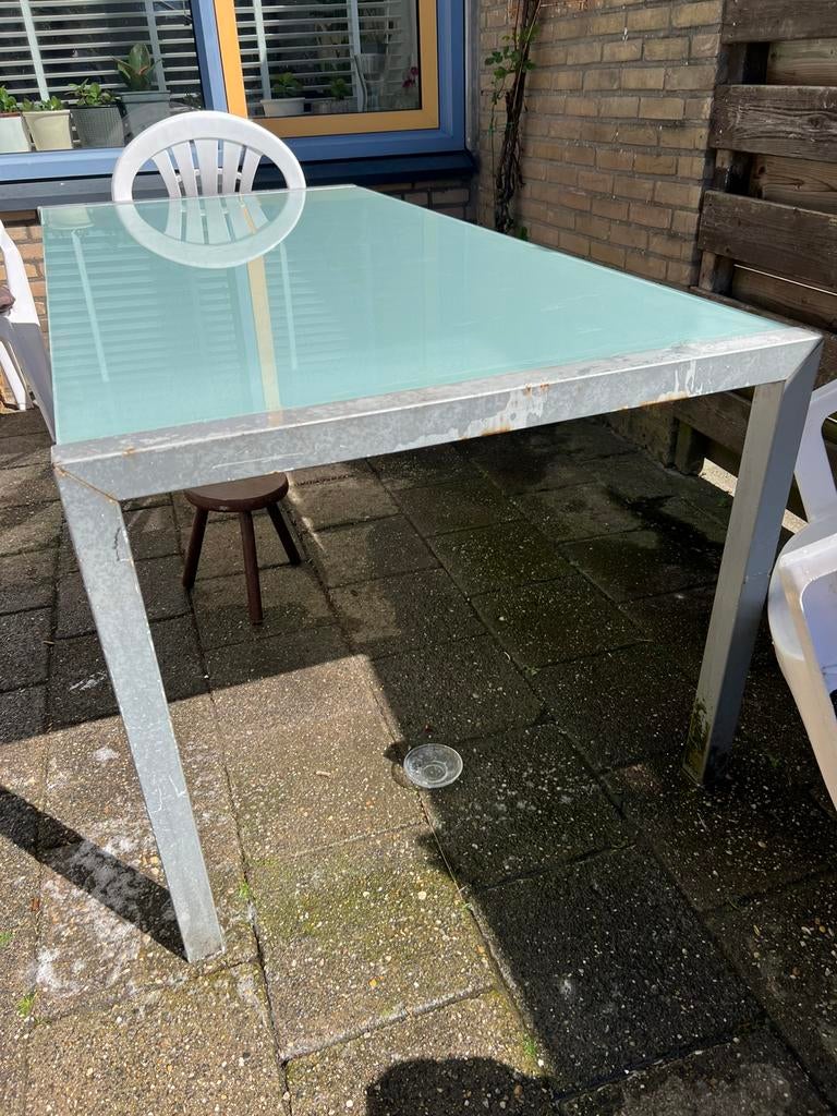 Glazen tuintafel (2x1m) met 7 witte plastic stoelen, Tuin en Terras, Tuintafels, Zo goed als nieuw, Plastic, Ophalen