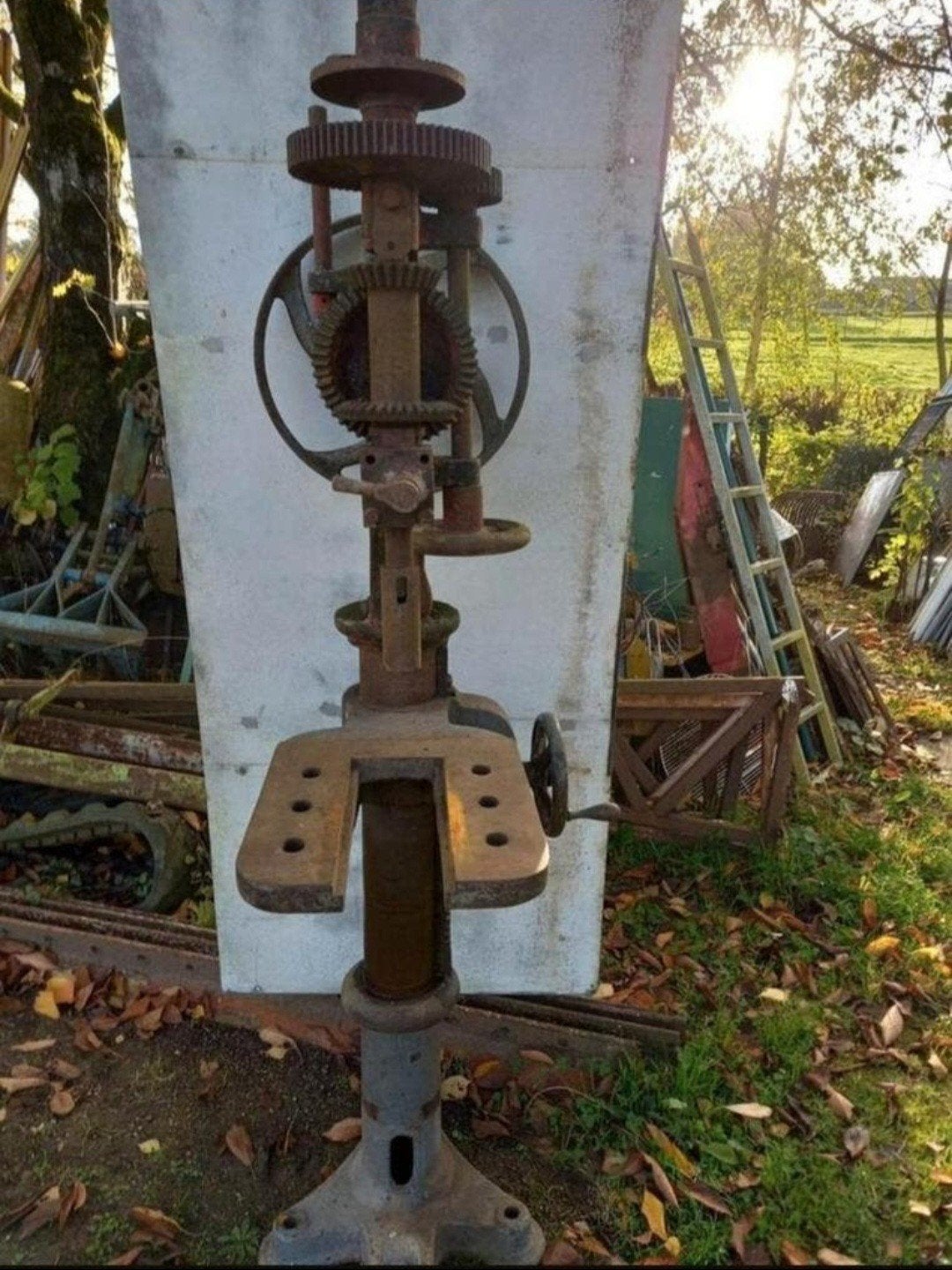 Zeer oude 180 cm hoge gietijzeren industriële boormachine, Ophalen