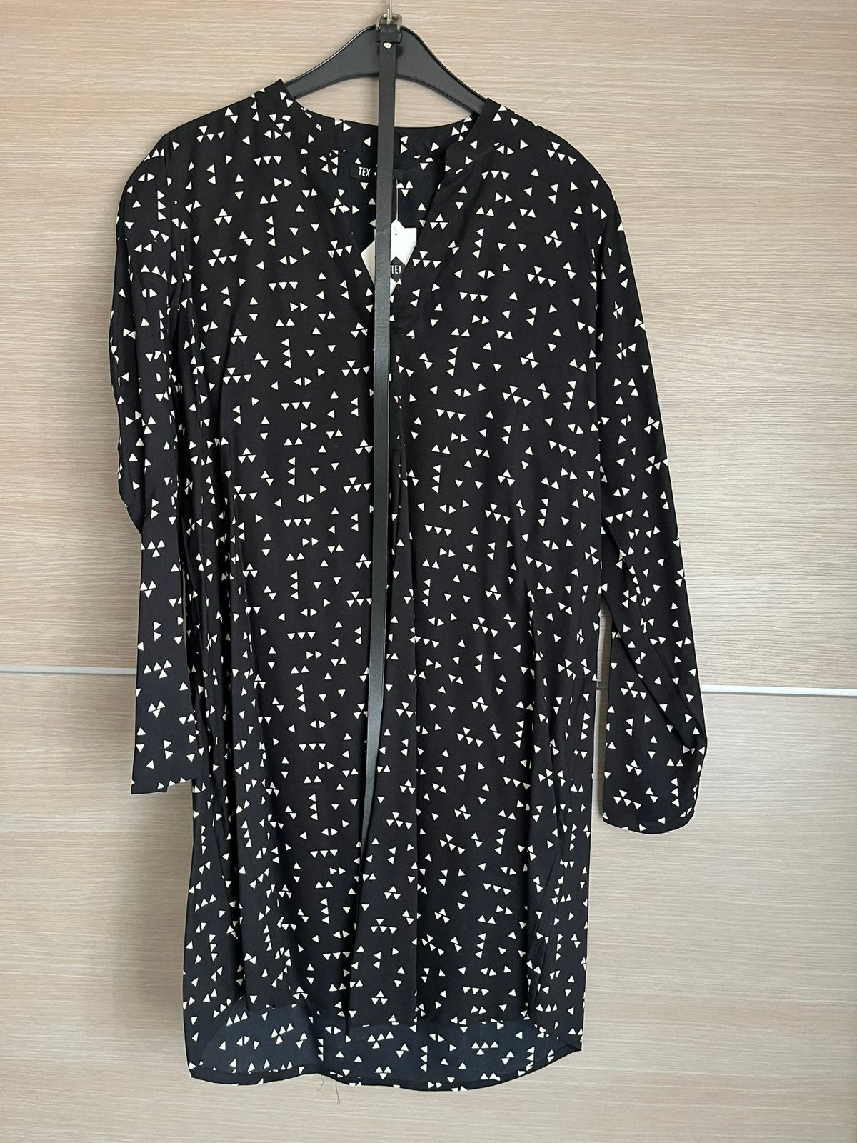 Zwarte jurk met witte driehoekjes TEX - maat 38, Kleding | Dames, Ophalen of Verzenden, Nieuw, Maat 38/40 (M), Zwart