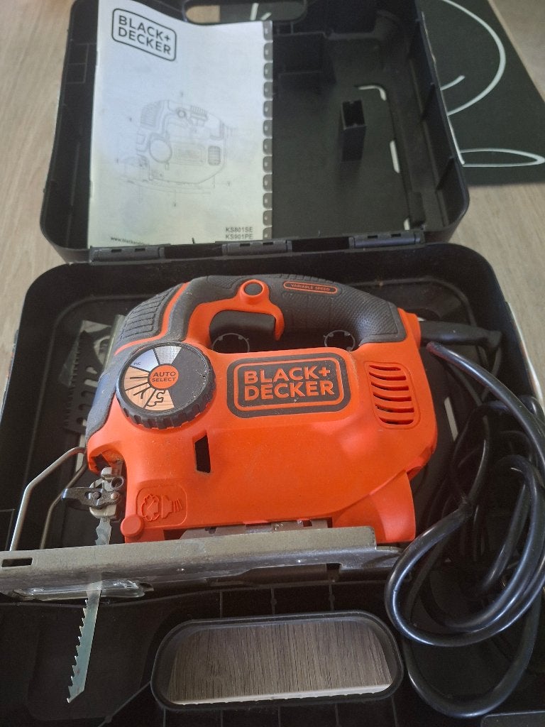 decoupeerzaag van Black +Decker met koffer en boekje, Doe-het-zelf en Bouw, Gereedschap | Zaagmachines, Ophalen, Gebruikt, Decoupeerzaag