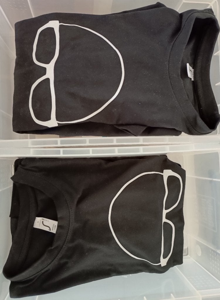 Lotje van 2 ongebruikte t-shirts Philippe Geubels (small), Ophalen, Nieuw, Tv, Kleding