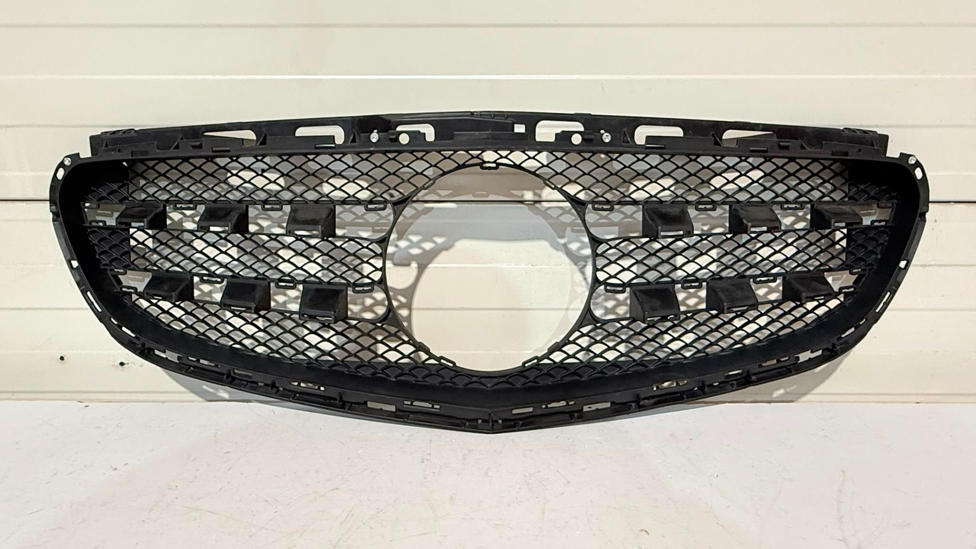 Calandre Mercedes-Benz Classe E W212 restyl e A2128850822, Mercedes-Benz AG, Mercedes-Benz, Utilisé, Mercedesstrasse 120
70372  Stuttgart, DE