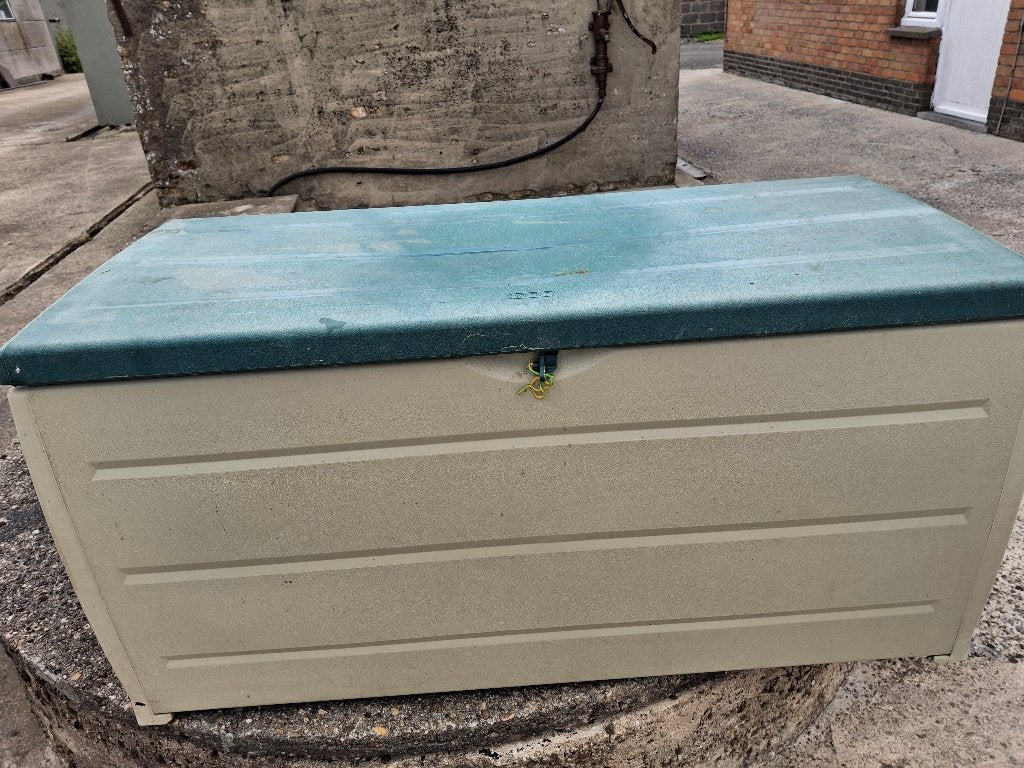 plastieken bak gebruikt als hondenhok voor klein hondje, Ophalen, Gebruikt