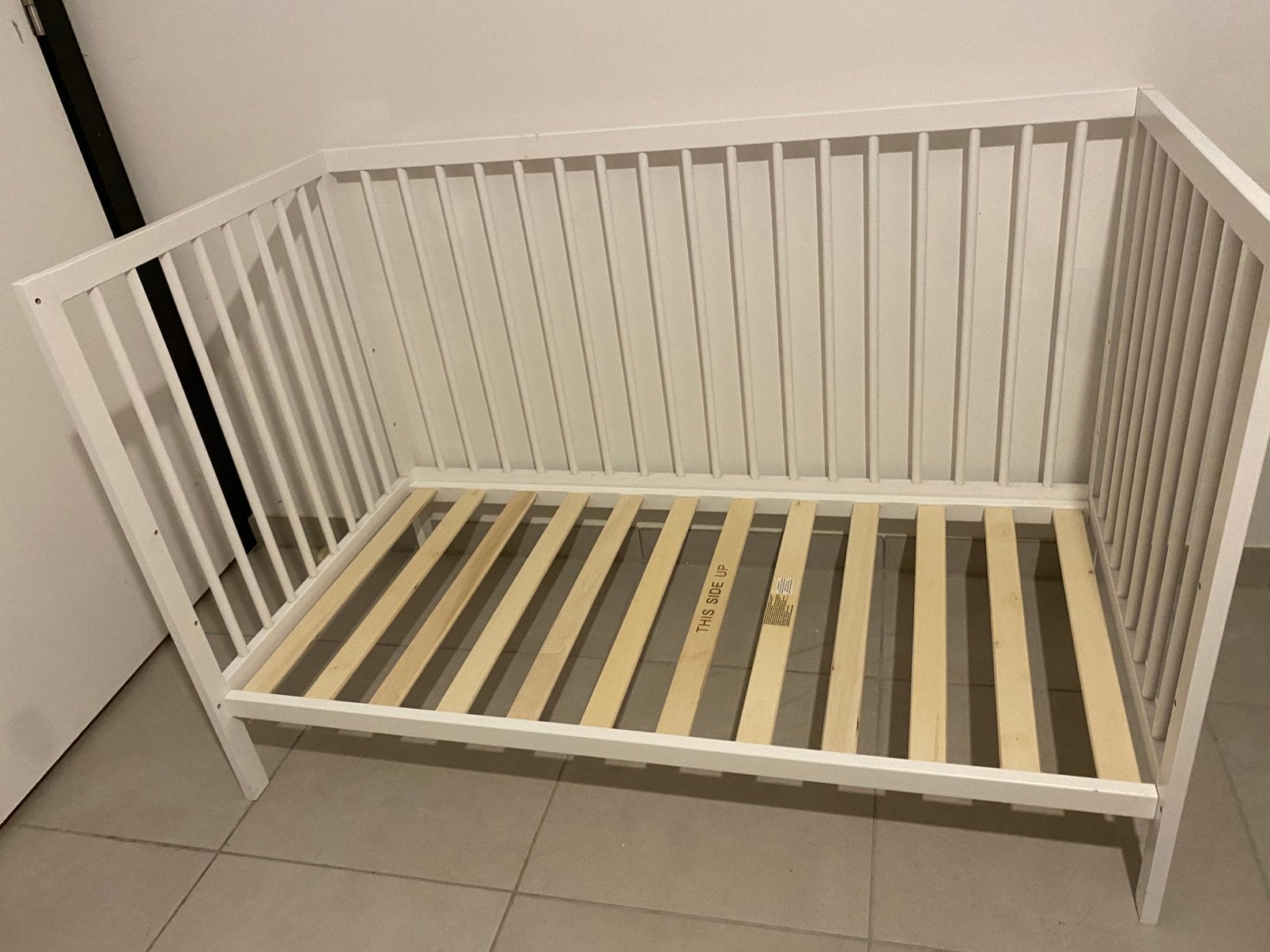 Peuter bed zonder matras, Kinderen en Baby's, Ophalen, 70 tot 85 cm, Zo goed als nieuw, Lattenbodem