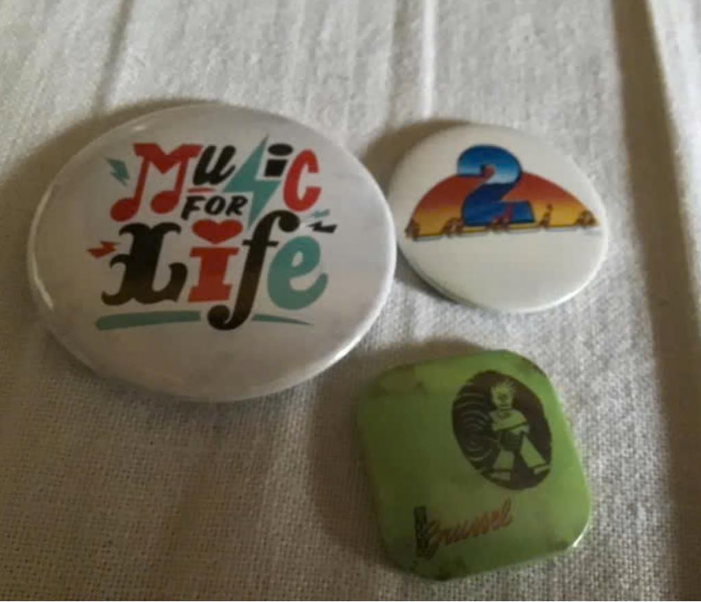 3 badges studio Brussel, Radio2,Music for life, Verzamelen, Ophalen of Verzenden