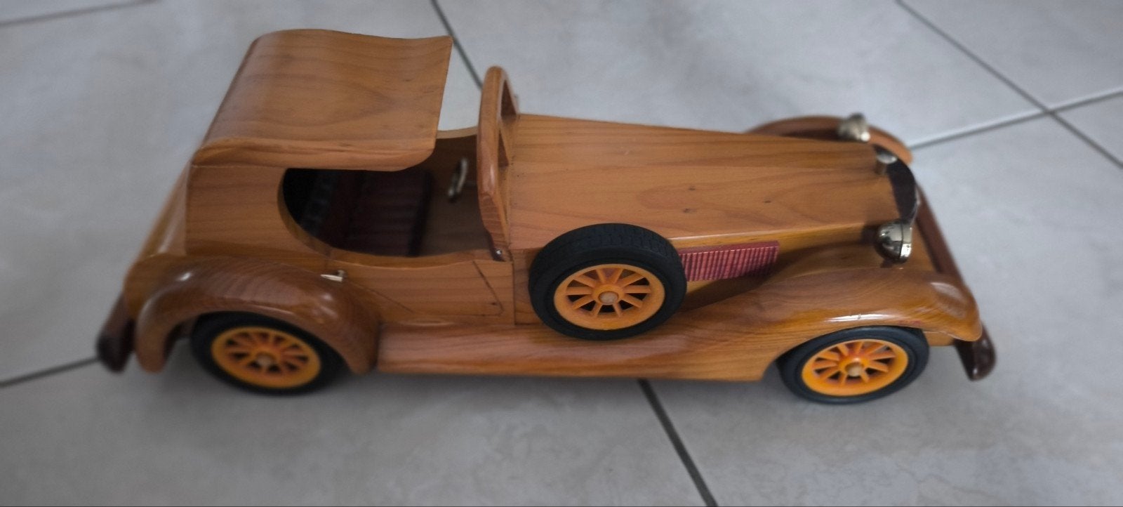 Maquette de voiture ancienne en bois - objet de collection, Hobby en Vrije tijd, Modelauto's | 1:24, Ophalen, Auto