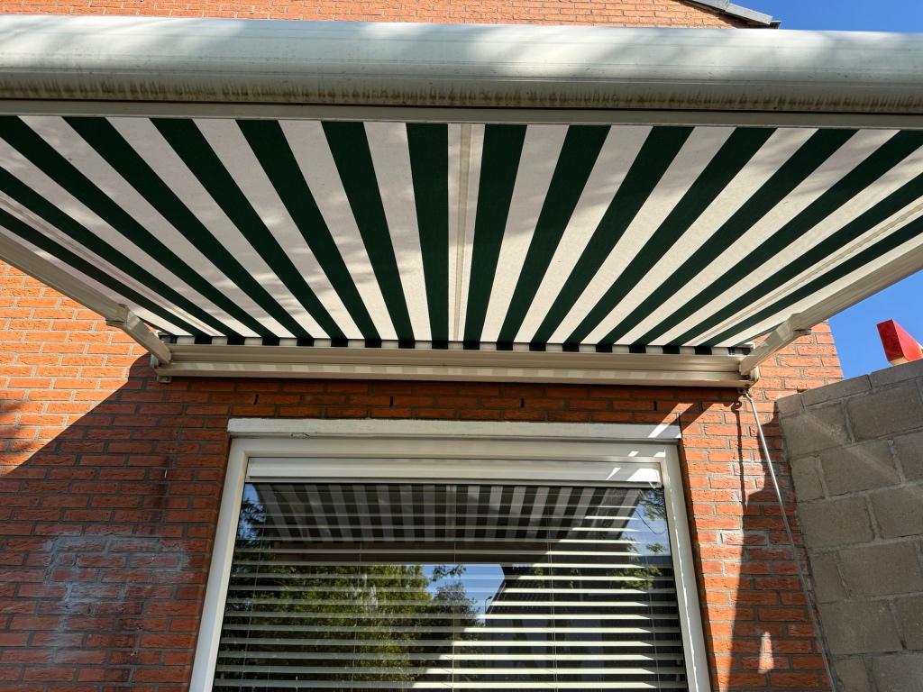 Zonnescherm - Groen/Wit gestreept, Tuin en Terras, Zonneschermen, Ophalen, Gebruikt, 150 tot 300 cm, 250 cm tot 450 cm