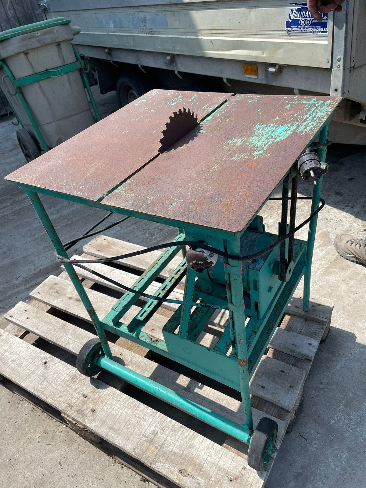 Tafelzaag / cirkelzaagtafel – vintage industrieel –op wielen, Ophalen, Gebruikt