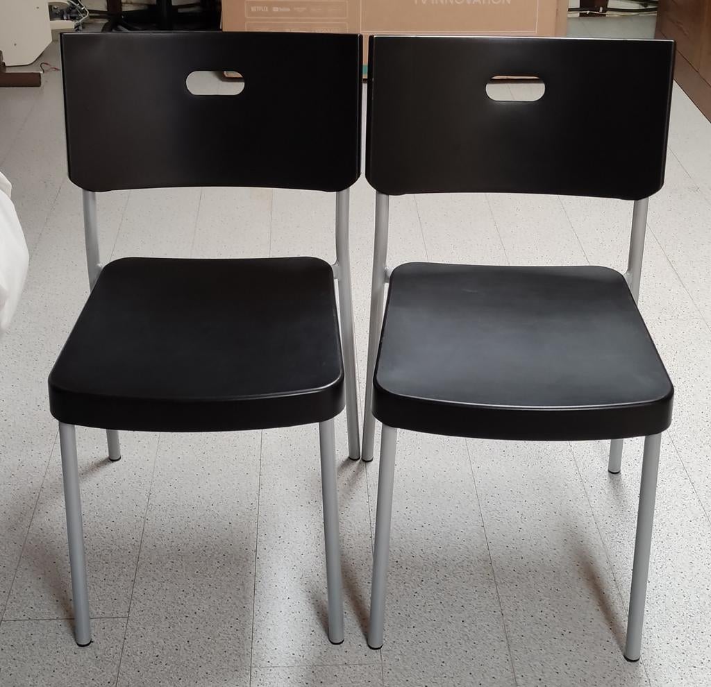 2 plastic stoelen, Huis en Inrichting, Ophalen
