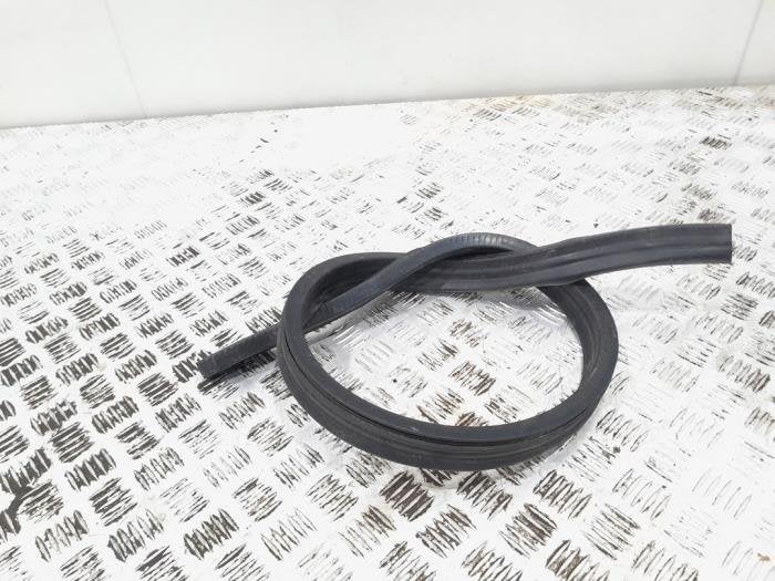 Motorkaprubber van een Audi Q3, Gebruikt, -, -, -