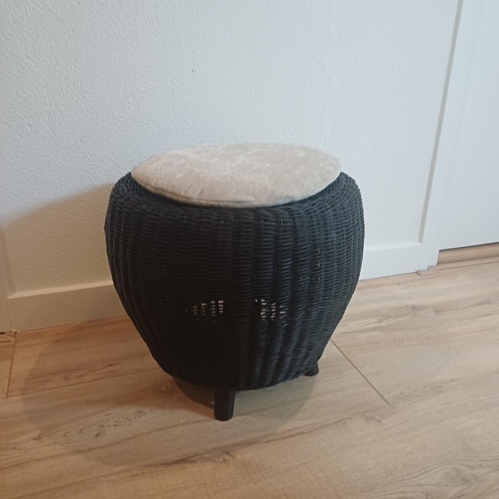 zwart rotan krukje, Ophalen