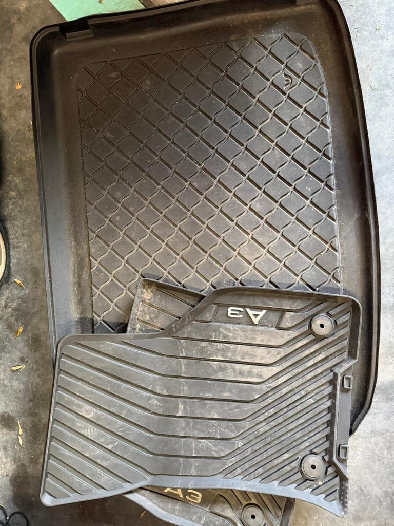 Originele rubber automatten/koffermat Audi A3 8Y PHEV, Ophalen, Zo goed als nieuw