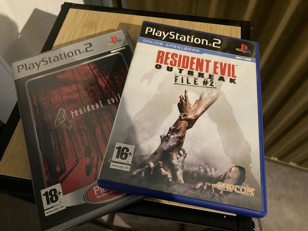 playstation 2 games: Resident Evil 4 en RE Outbreak file, Consoles de jeu & Jeux vidéo, Jeux | Sony PlayStation 2, Enlèvement ou Envoi