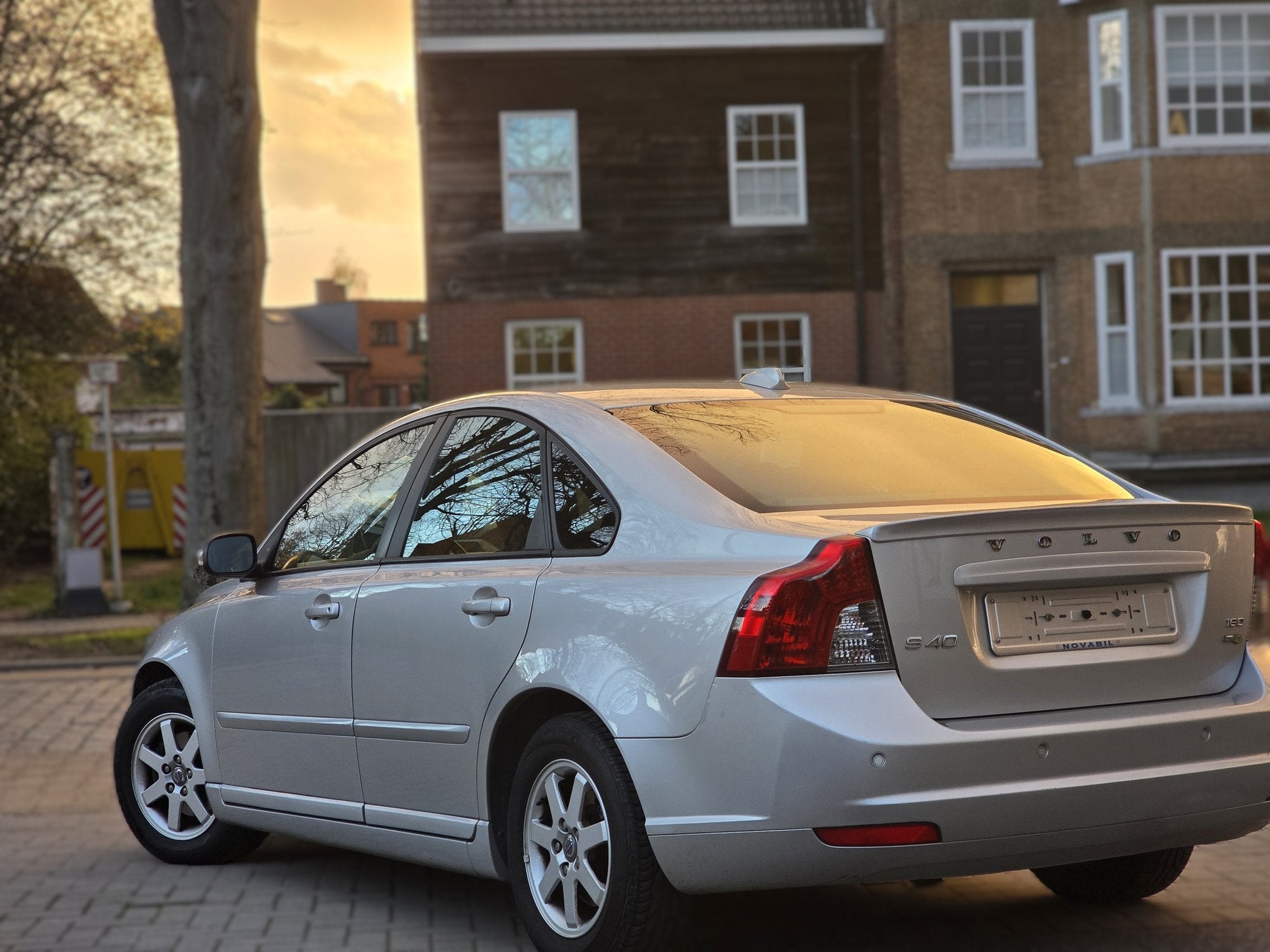 Volvo S40 1.6D Embrayage neuf Entretenu chez Volvo Garantie, Auto's, Voorwielaandrijving, Gebruikt, Beige, 4 cilinders