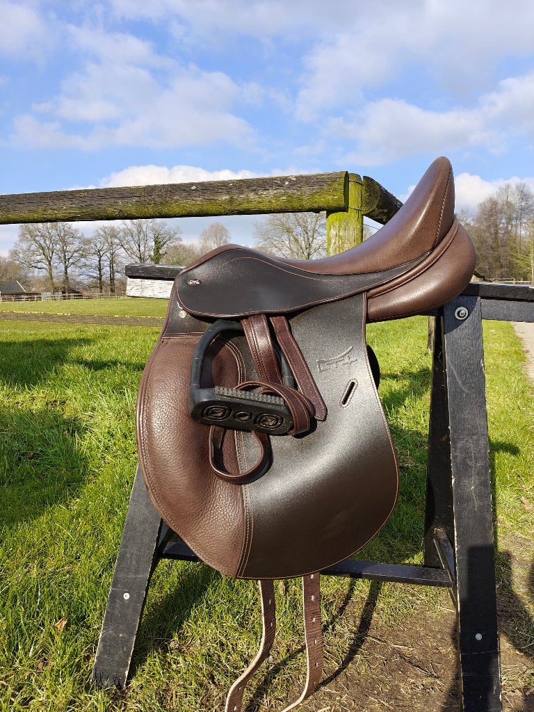 Tekna Letek S-line dressuurzadel bruin, Dieren en Toebehoren, L (17.5 inch), Dressuur, Tekna, Ophalen of Verzenden