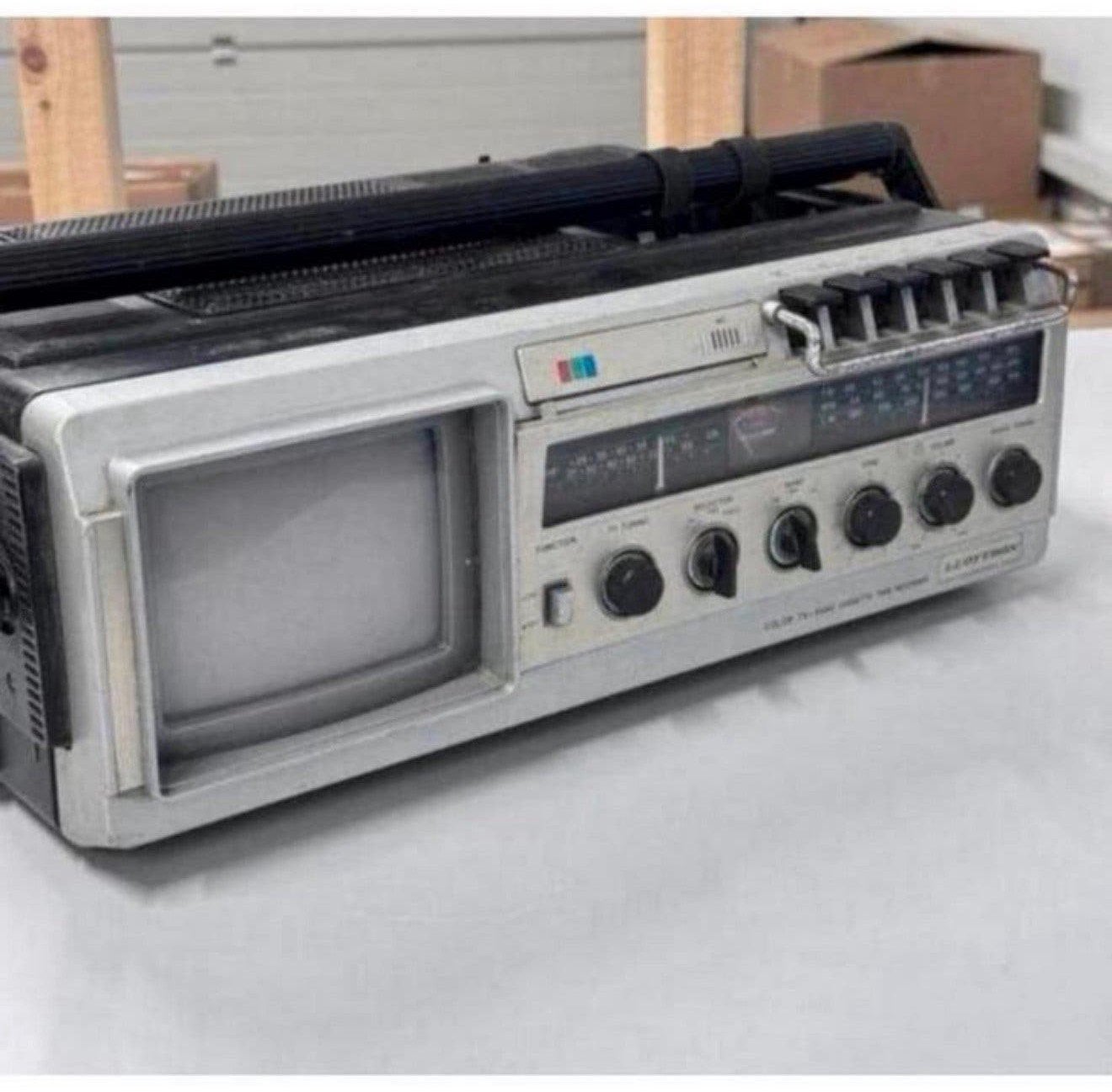 LLOYTRON 5" Color TV Radio Cassette Tape Recorder T-055 vtg, Ophalen of Verzenden, Audio en Video