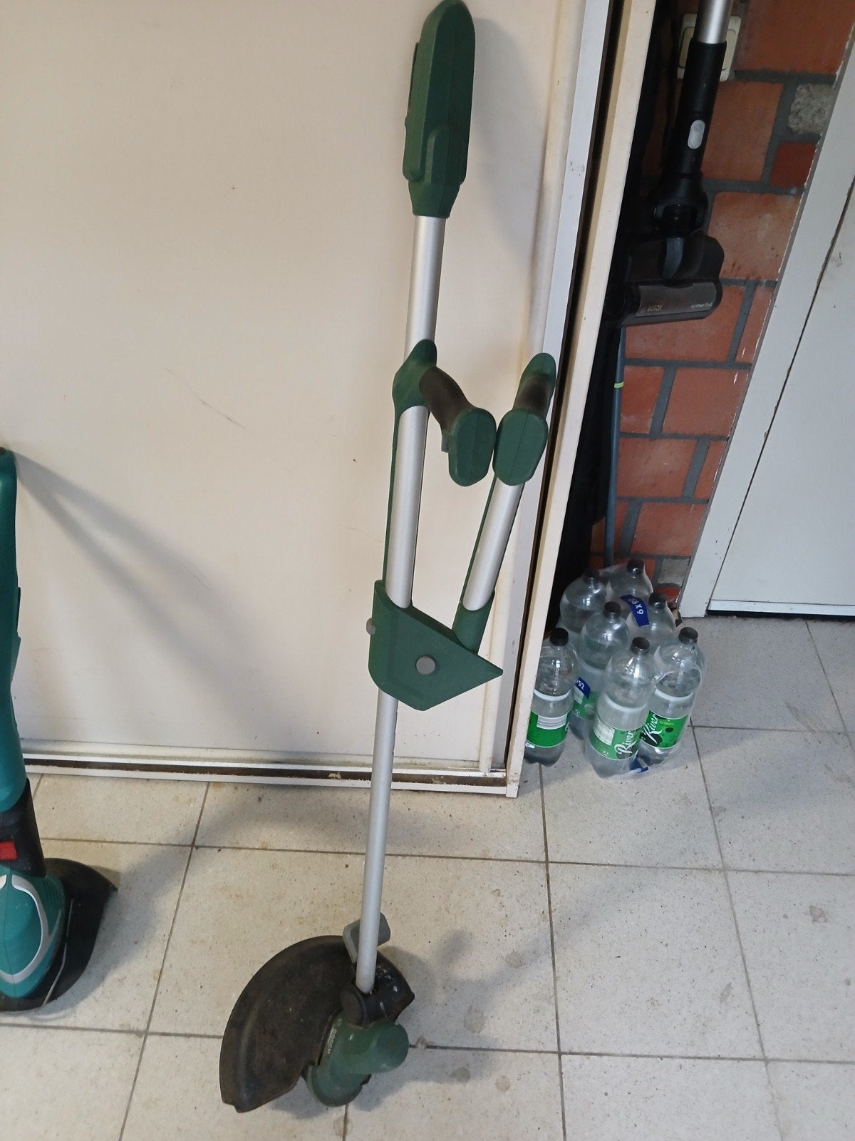 Tondeuse à batterie Bosch (alimentation 18 V Bosch pour tous, Jardin & Terrasse, Coupe-bordures, Moins de 10 cm, Enlèvement, Utilisé
