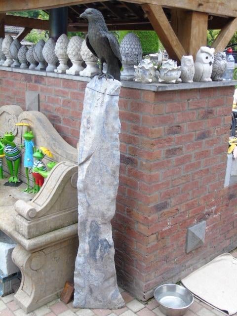 Bronzen adelaar op een grote stenen rots, Tuin en Terras, Ophalen, Nieuw, Overige materialen, Dierenbeeld