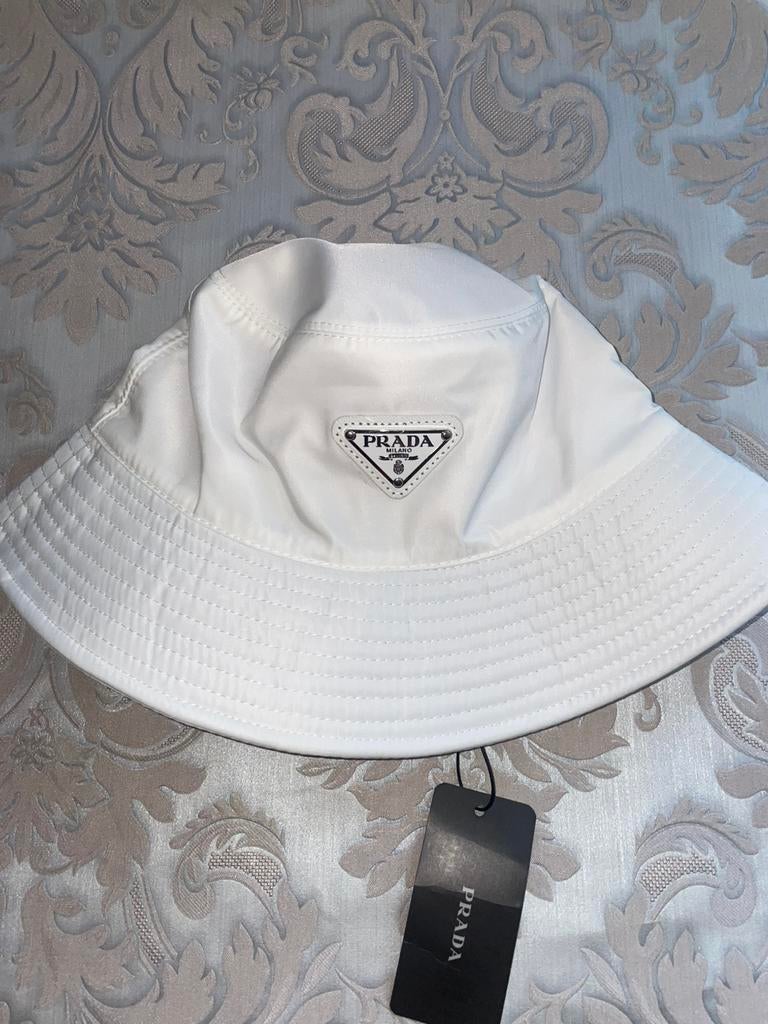 White prada buckethat, Ophalen of Verzenden, Zo goed als nieuw