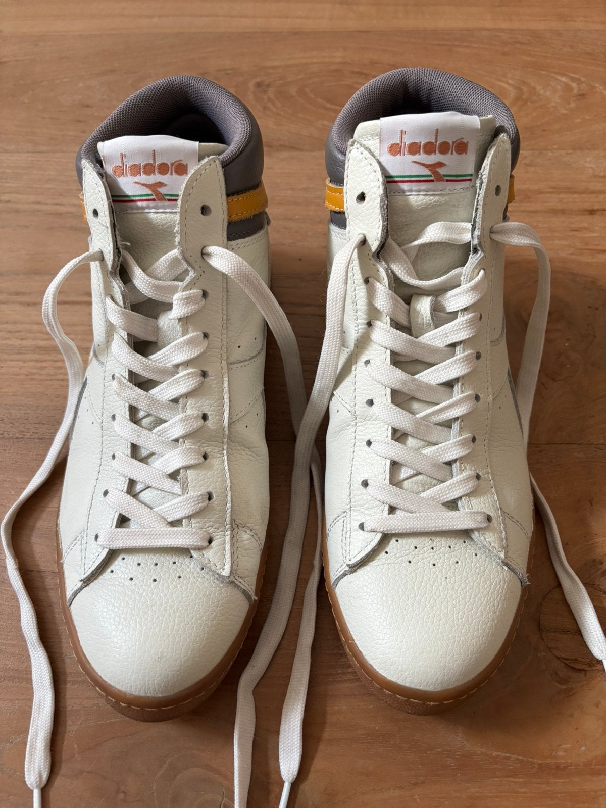 Diadora hoge sneakers in nieuwstaat Maat 41 - 42, Kleding | Dames, Wit, Ophalen of Verzenden, Zo goed als nieuw, Sneakers