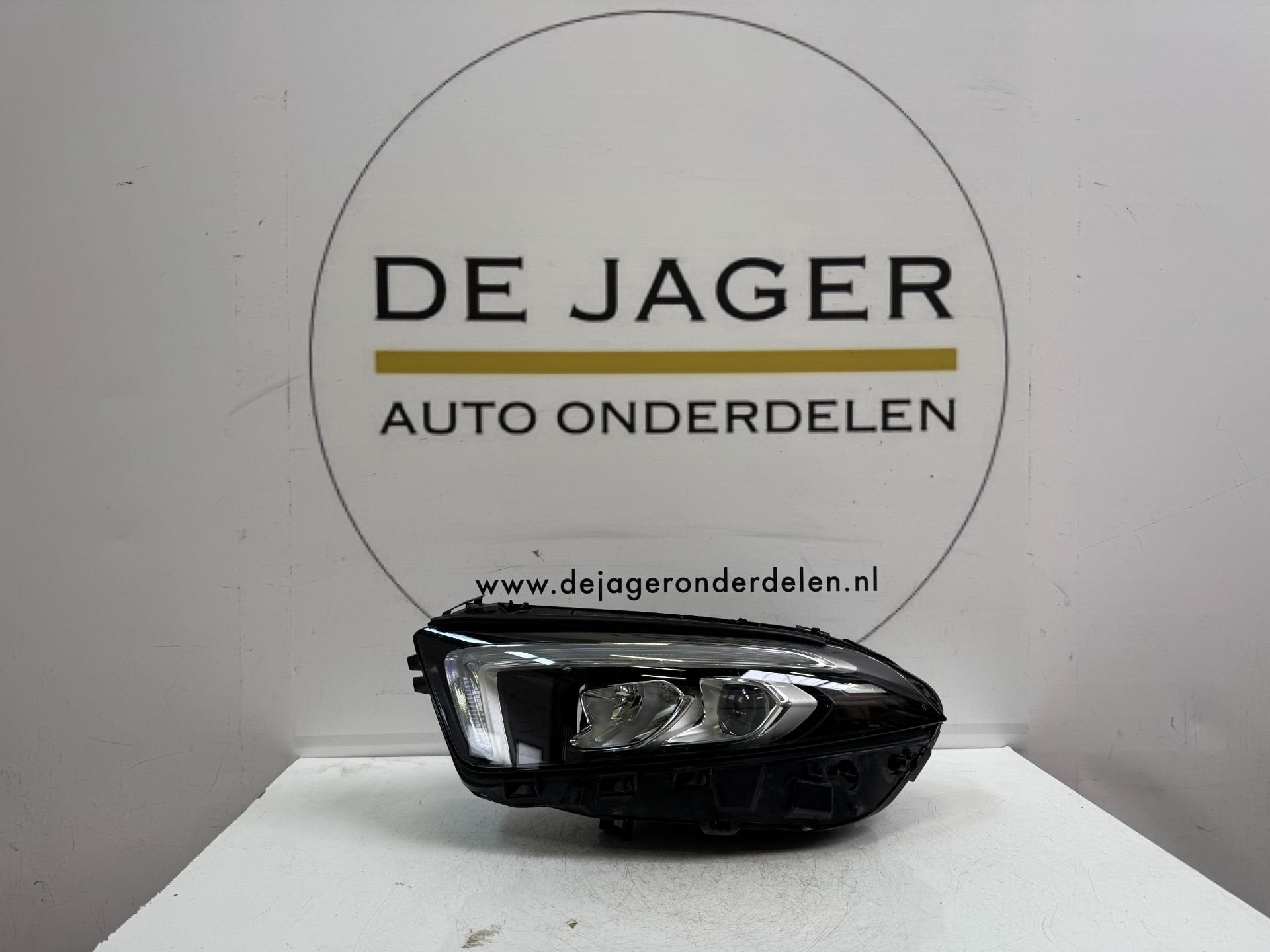 LAMPE FRONTALE HAUTE PERFORMANCE CLASSE A W177 GAUCHE A17790, Mercedes-Benz AG, Mercedes-Benz, Utilisé, Mercedesstrasse 120
70372  Stuttgart, DE