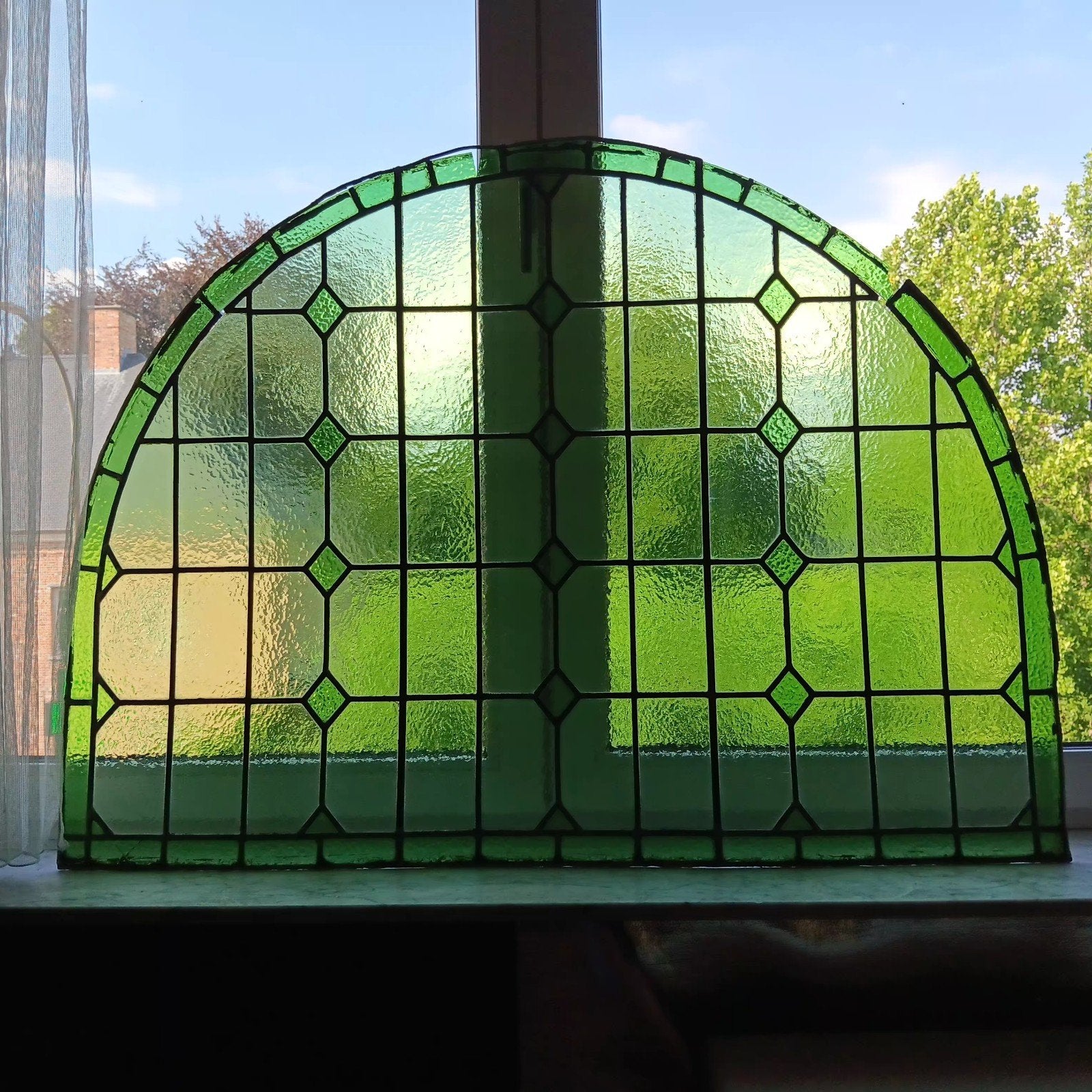 Boogvormig glas in lood met groene en lichte tinten, Antiek en Kunst, Ophalen