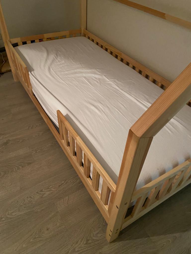 Bedhuis (2m07 (L) x 1m (B) x 1m40 (H)) + matras “Emma” 2x1m, Ophalen of Verzenden, Zo goed als nieuw