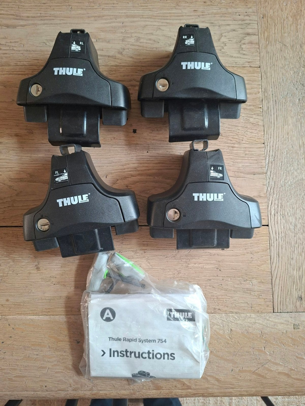 fixations et barres de toit Thule 754, Autos : Pièces & Accessoires, Enlèvement