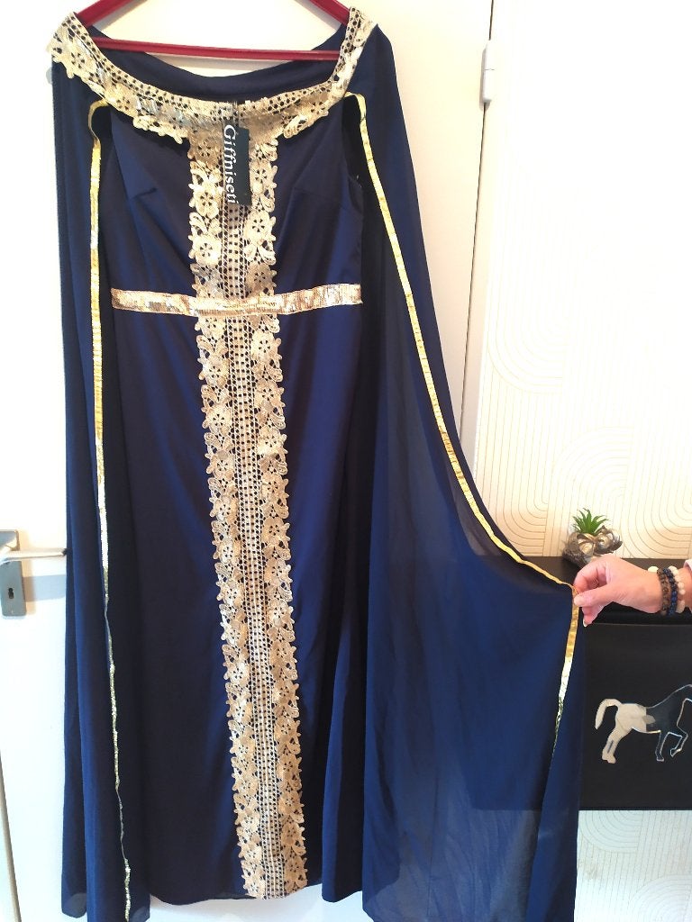 caftan Robe élégante longue avec sa cape avec broderies, Kleding | Dames, Jurken, Ophalen, Nieuw, Maat 42/44 (L)