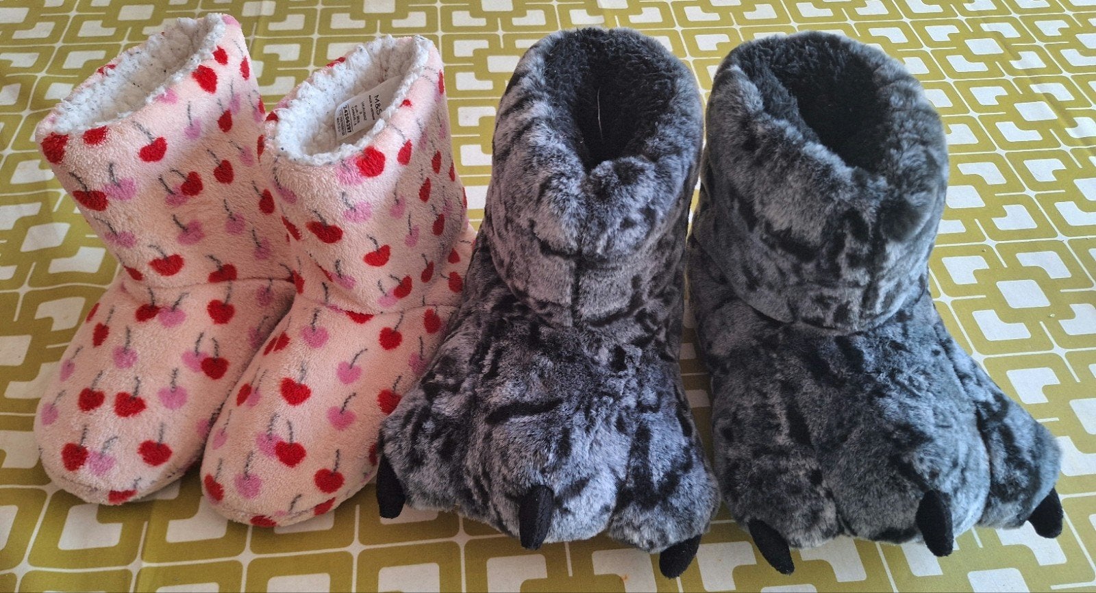 Chaussons Dino et Cherry taille 35,5 (Next+Marks & Spencer), Enfants & Bébés, Vêtements enfant | Chaussures & Chaussettes, Garçon ou Fille