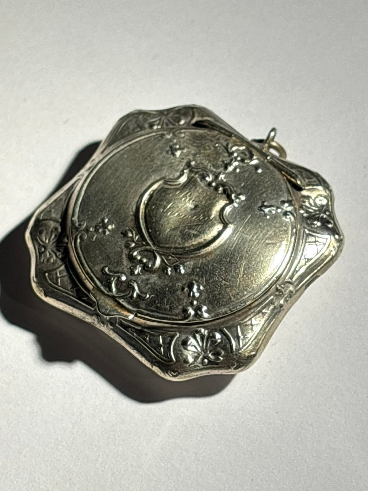 ANCIEN POUDRIER PENDENTIF CHATELAINE EN ARGENT 19e, Enlèvement ou Envoi, Argent