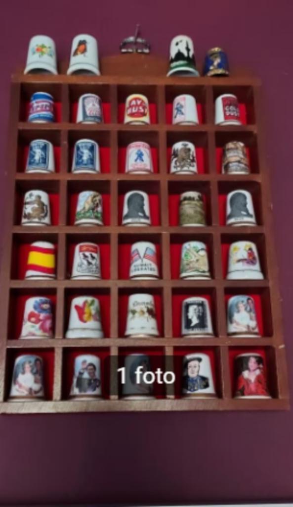 34 vingerhoedjes porselein in rekje, Ophalen of Verzenden, Zo goed als nieuw, Porselein
