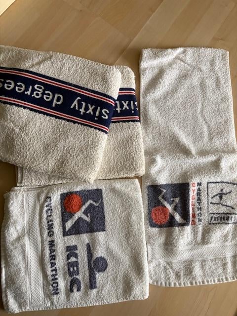 2 serviettes de sport, 2 serviettes de douche, Enlèvement ou Envoi, Comme neuf, Blanc, Serviette